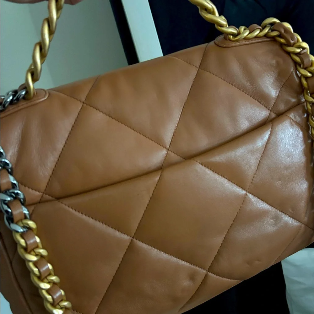 CHANEL 19 FLAP LIKE NEW - Picture 3 of 7